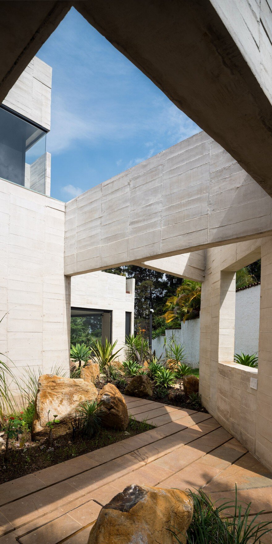 Jardin House in Medellin by Laboratorio de Arquitectura y Paisaje 1