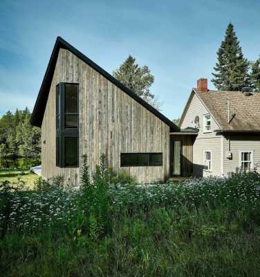 The Sisters House - Black Addition to Traditional-Style Home in Québec