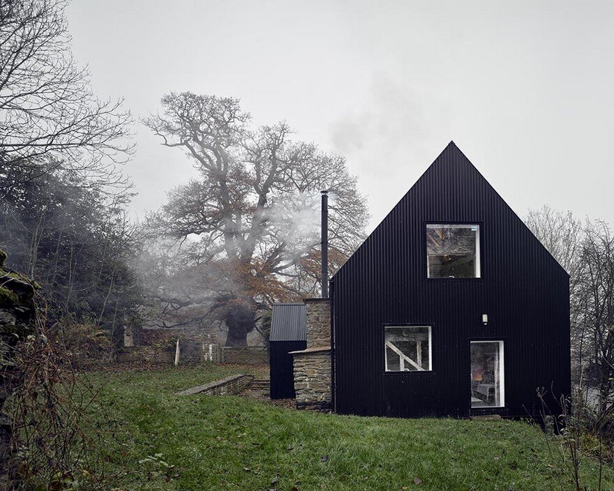The Remains of an XVII Century Cottage Encapsulated in a Modern Home