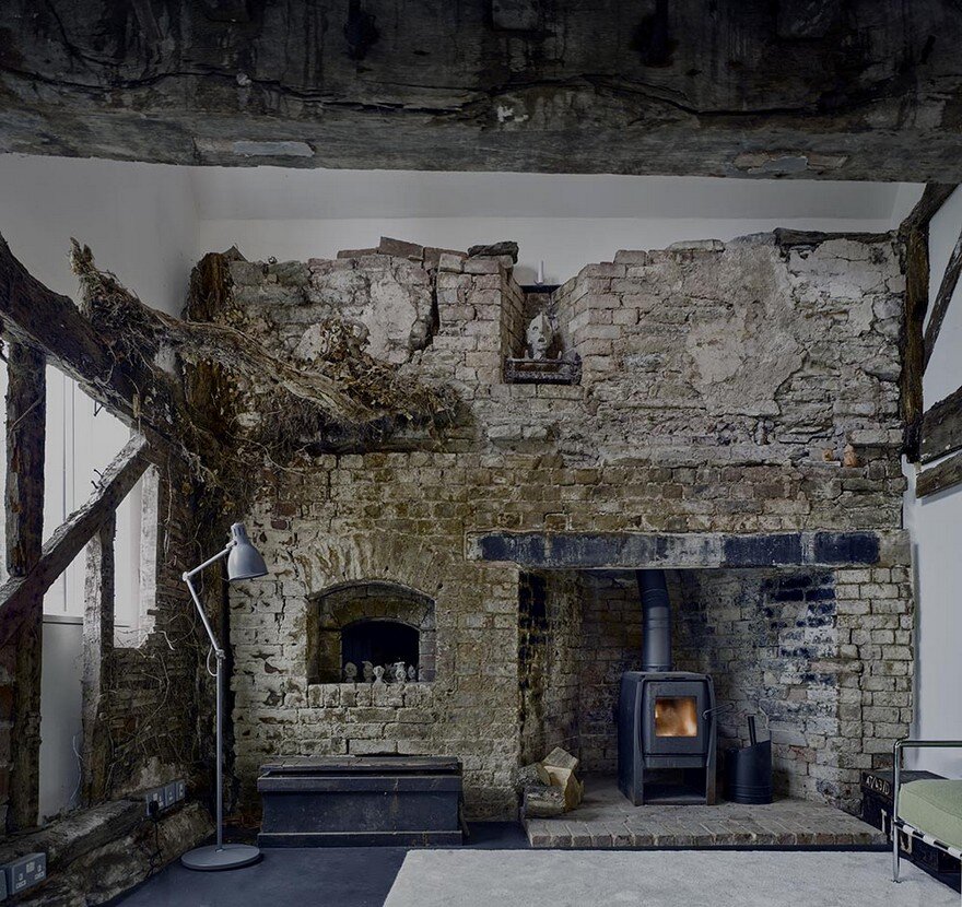 The Remains of an XVII Century Cottage Encapsulated in a Modern Home 5