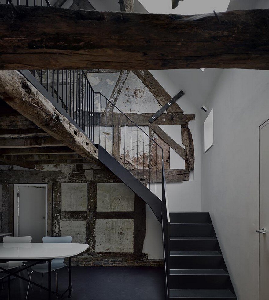 The Remains of an XVII Century Cottage Encapsulated in a Modern Home 7