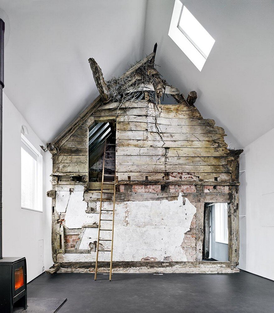 The Remains of an XVII Century Cottage Encapsulated in a Modern Home 2