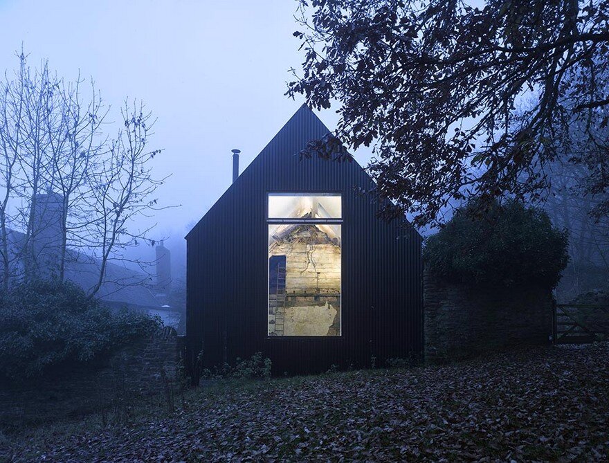 The Remains of an XVII Century Cottage Encapsulated in a Modern Home 9