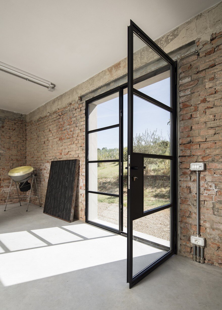 A 1960s Brick Barn Turned into a Beautiful Live and Work Space for an Artist 2