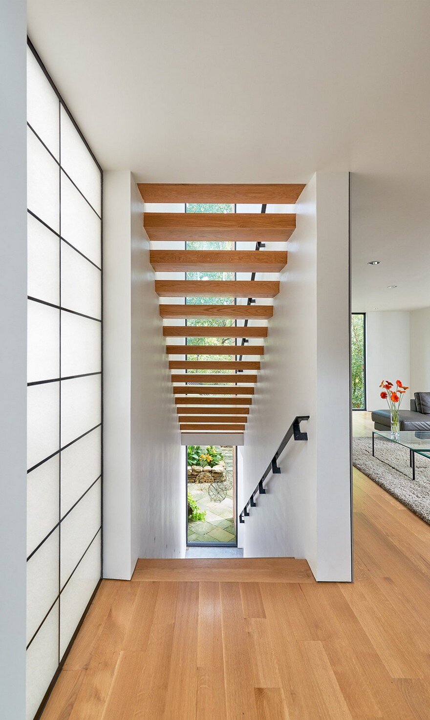 Modern Home Design in Virginia Showcasing Elegance and Warmth 7