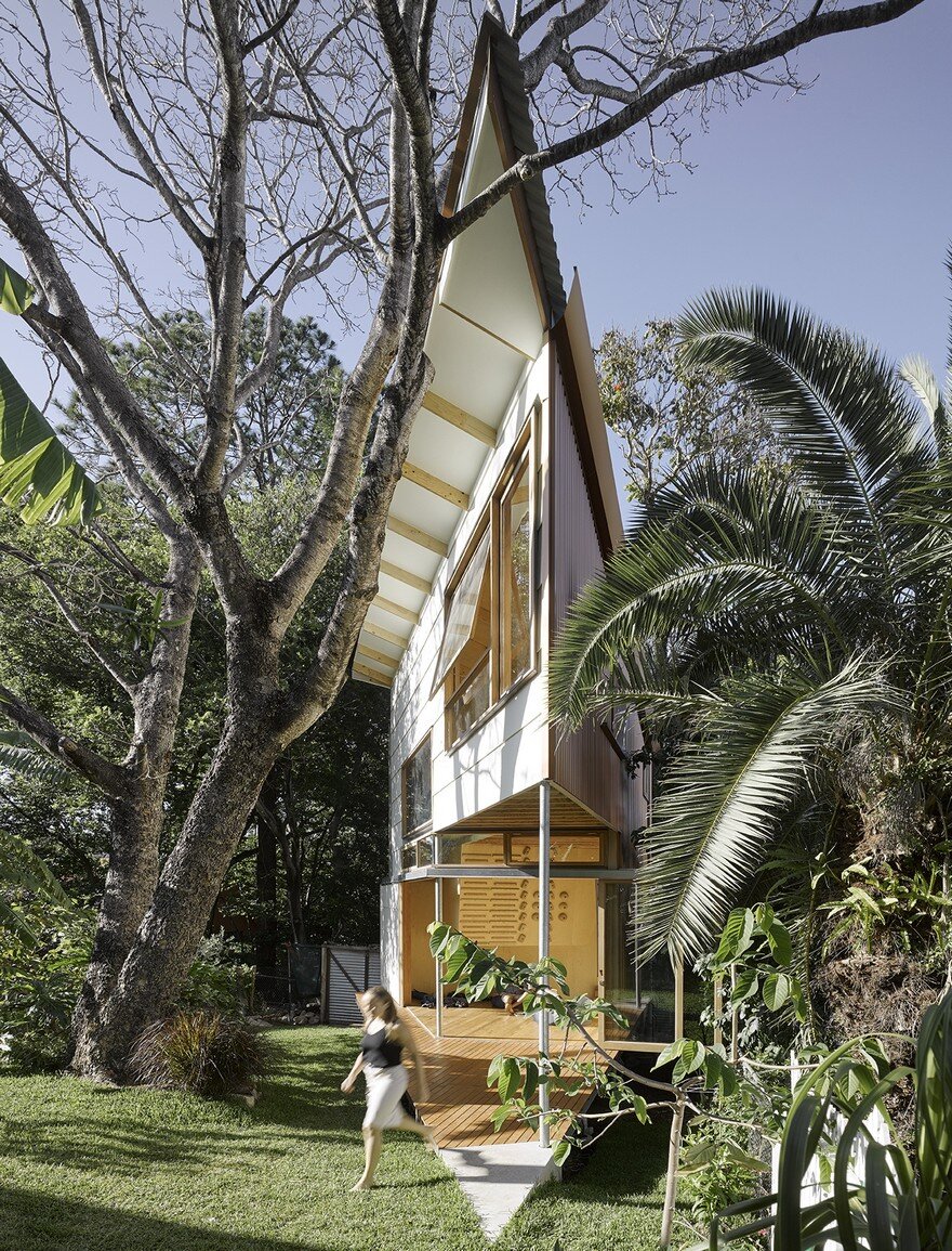 Modern Treehouse Designed as a "Weekender in the Backyard" for a Young Couple