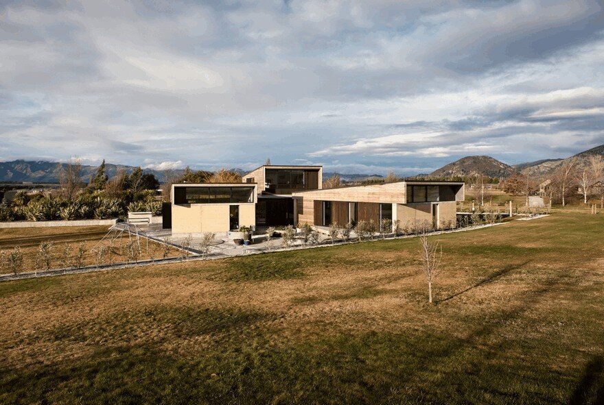 Rammed Earth House Connected to the Mountainous Landscape of Cardrona Valley