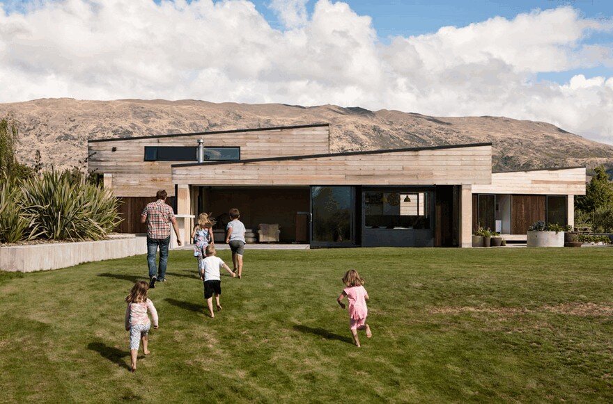 Rammed Earth House Connected to the Mountainous Landscape of Cardrona Valley 1