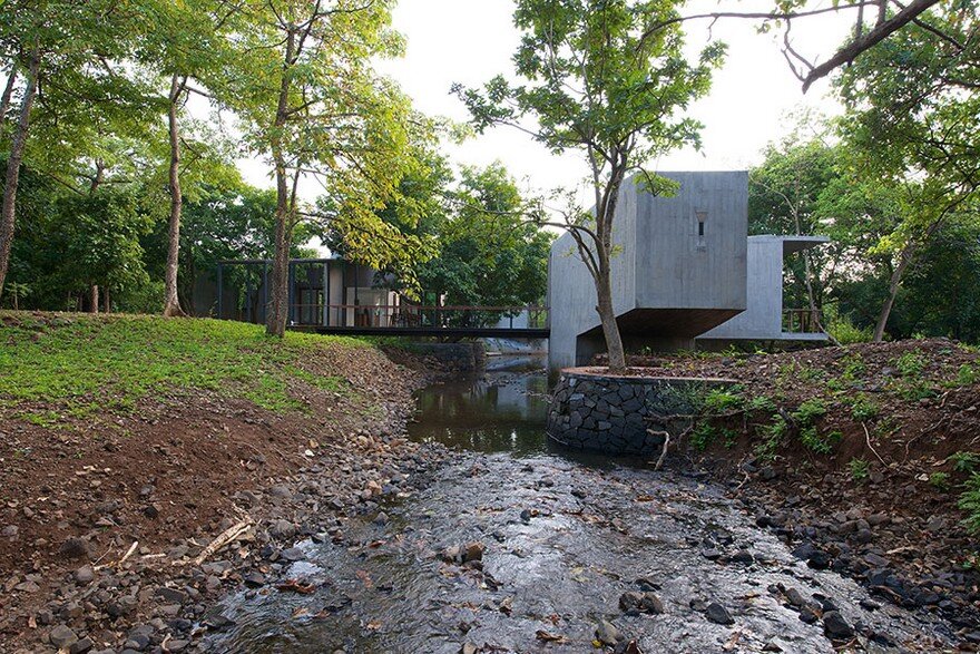 Alibaug Indian Retreat: A House with a Stream Running Through the Middle