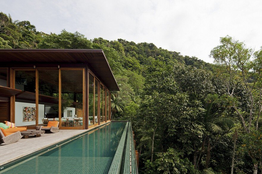 Balcony House in Brazil with a Large Glass Panel Facade