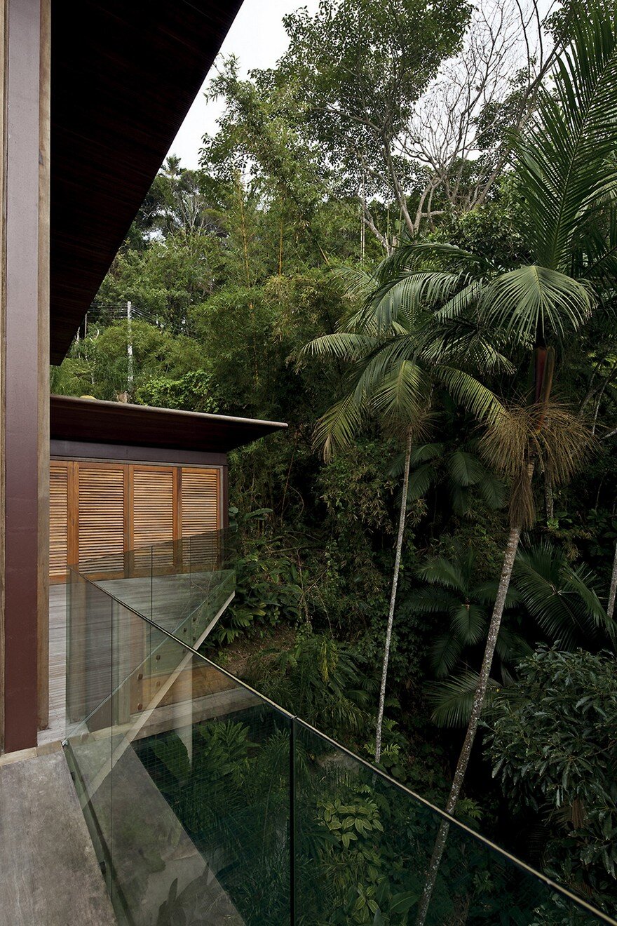 Balcony House in Brazil with a Large Glass Panel Facade 3