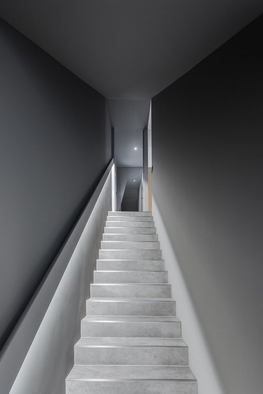 Monochromatic House in Vilnius: The Greywall 7