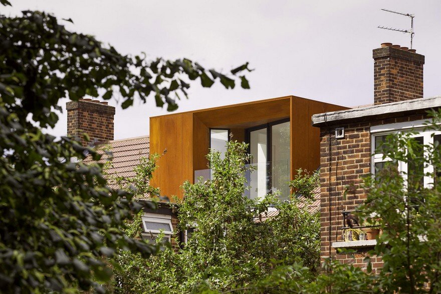 Striking Rooftop Addition to a Top Floor Flat in North East London