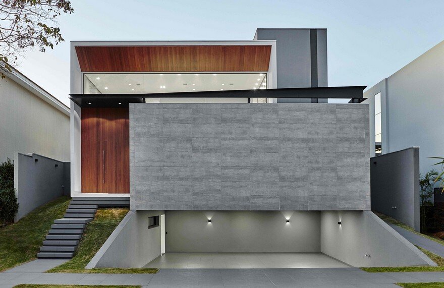 An imposing Example of Modern Brazilian Architecture Cumaru House
