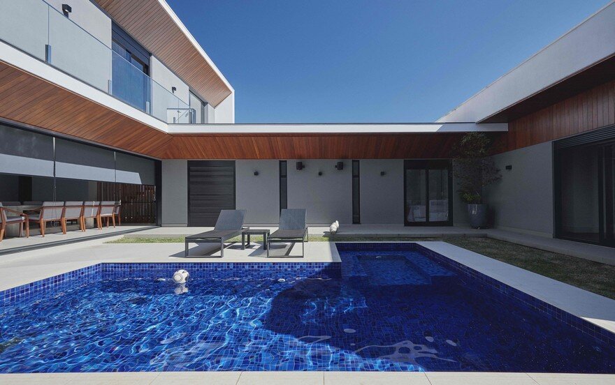 An imposing Example of Modern Brazilian Architecture Cumaru House 3