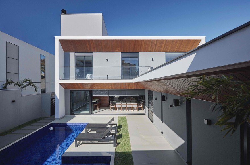 An imposing Example of Modern Brazilian Architecture Cumaru House 2