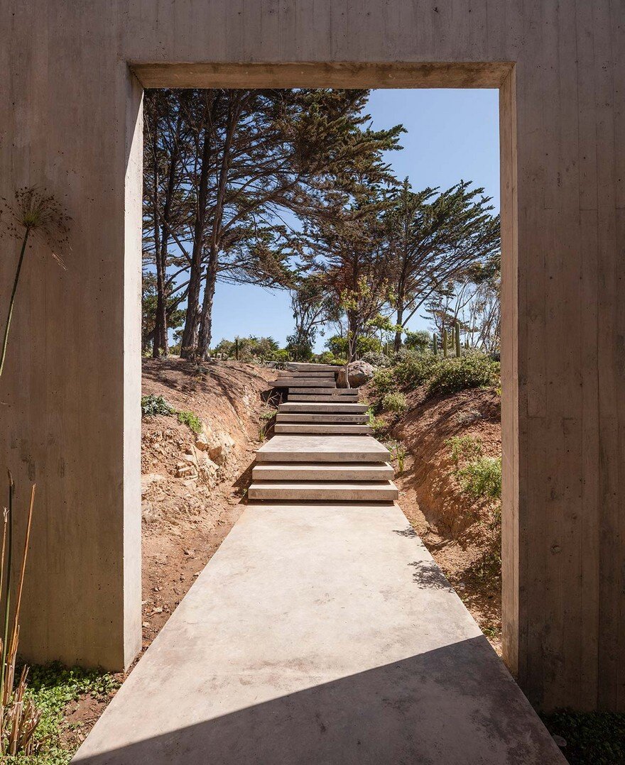 Chilean Concrete Residence Adorning a Steep Slope: Bahia Azul House 4