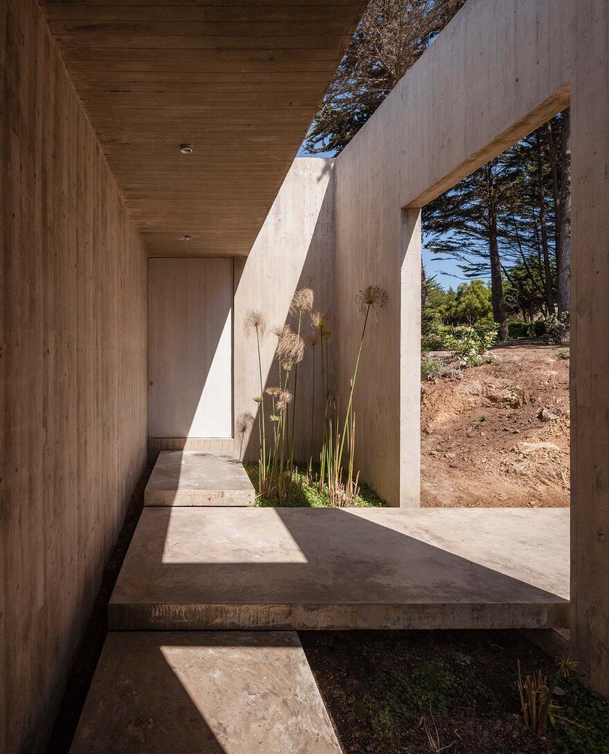 Chilean Concrete Residence Adorning a Steep Slope: Bahia Azul House 5