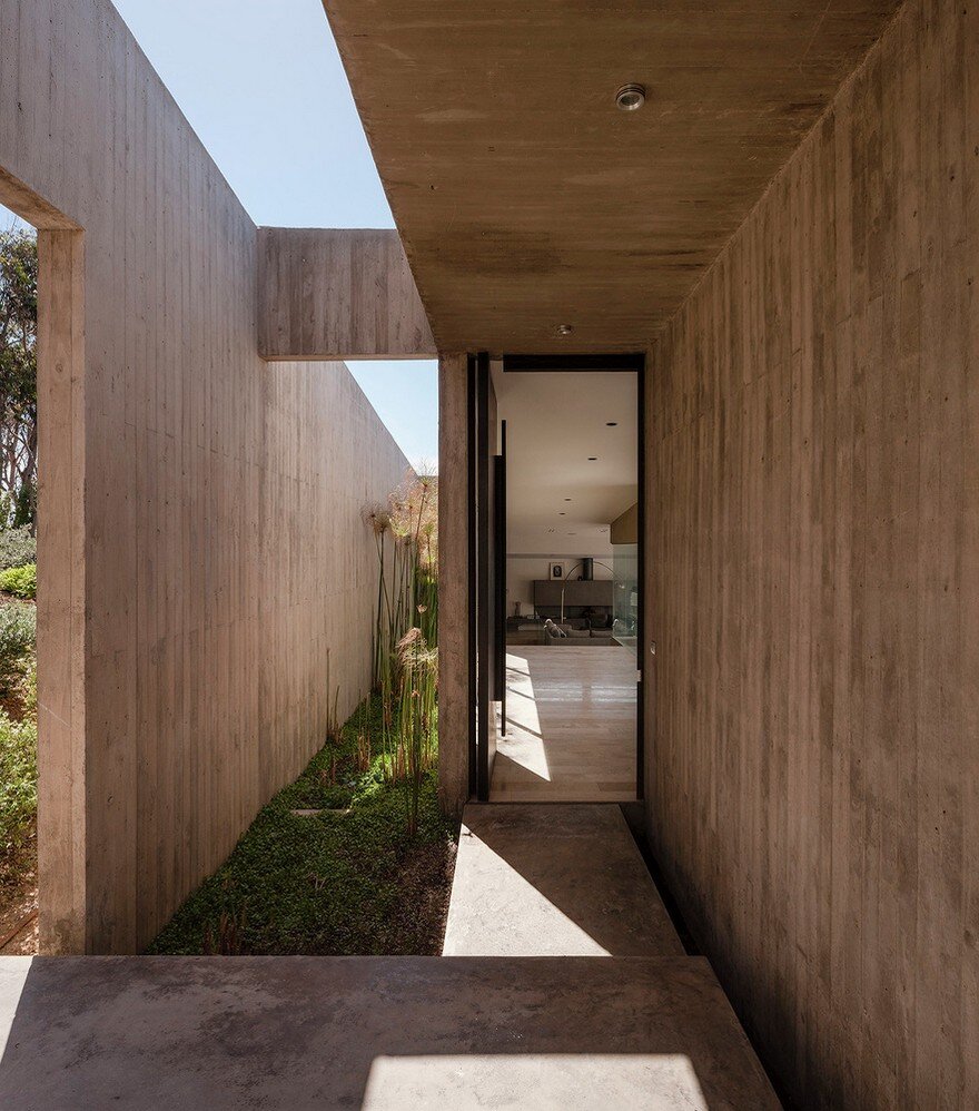 Chilean Concrete Residence Adorning a Steep Slope: Bahia Azul House 6
