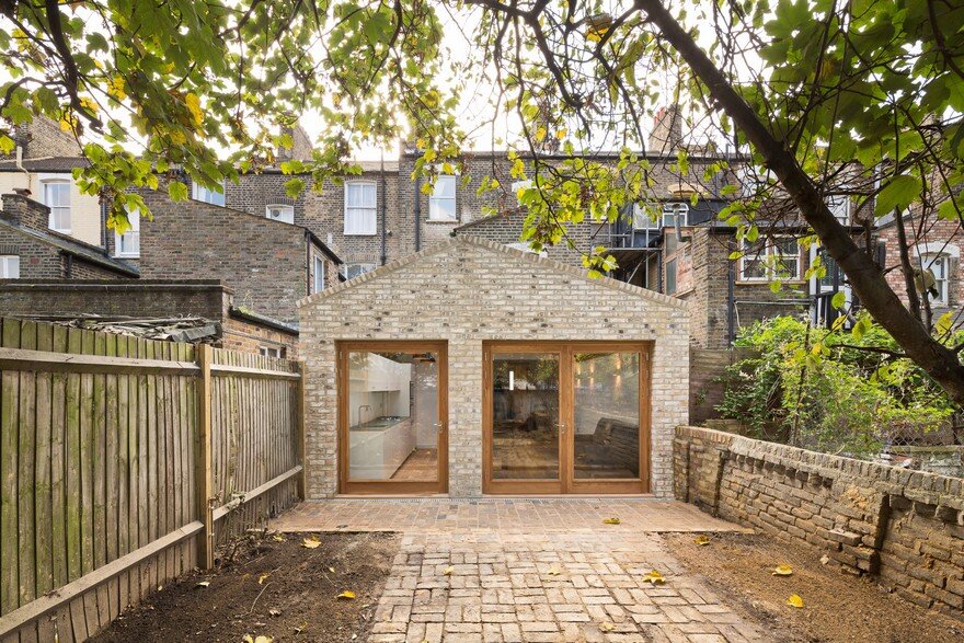 Extension of a Garden Flat Defined by a Dramatic Vaulted Oak Roof