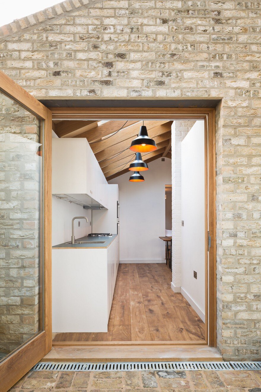 Extension of a Garden Flat Defined by a Dramatic Vaulted Oak Roof 2
