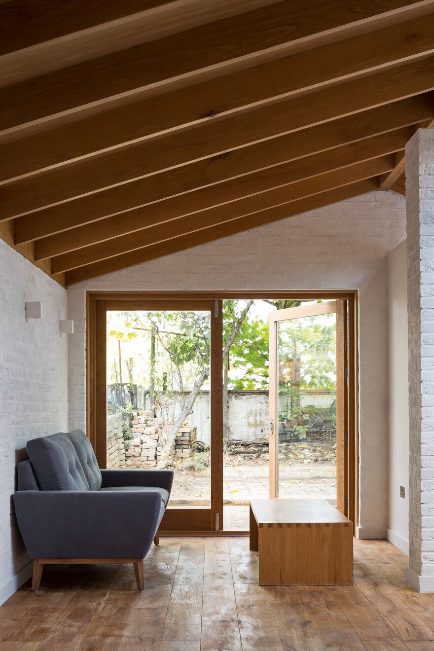 Extension of a Garden Flat Defined by a Dramatic Vaulted Oak Roof 5