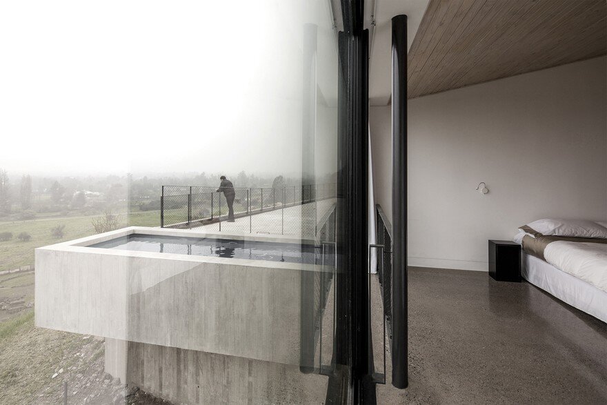 Imposing Chilean GZ House Offering Stunning Panoramic Views of the Chicureo Valley 11