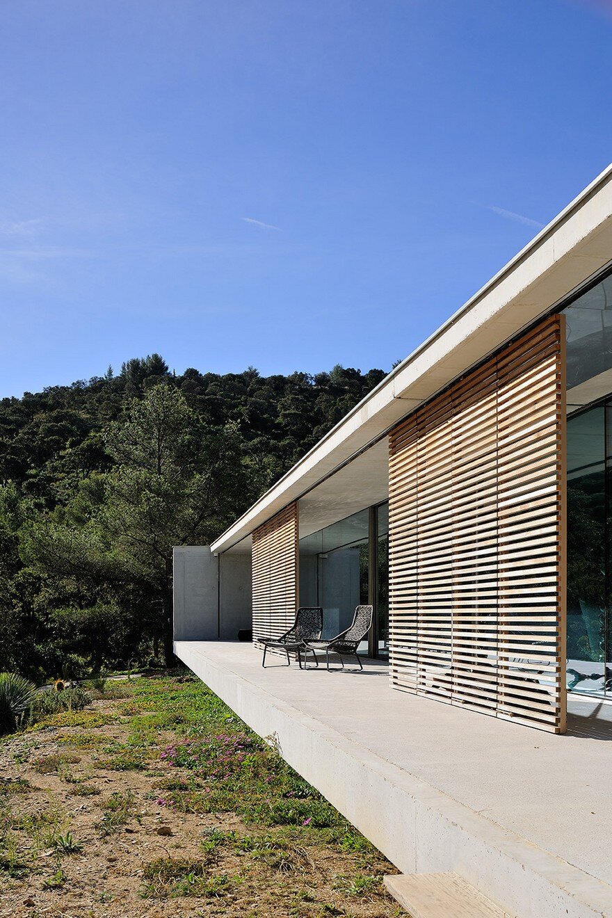 La Mira Ra House Offers an Intimate Opening Towards the Sea 2