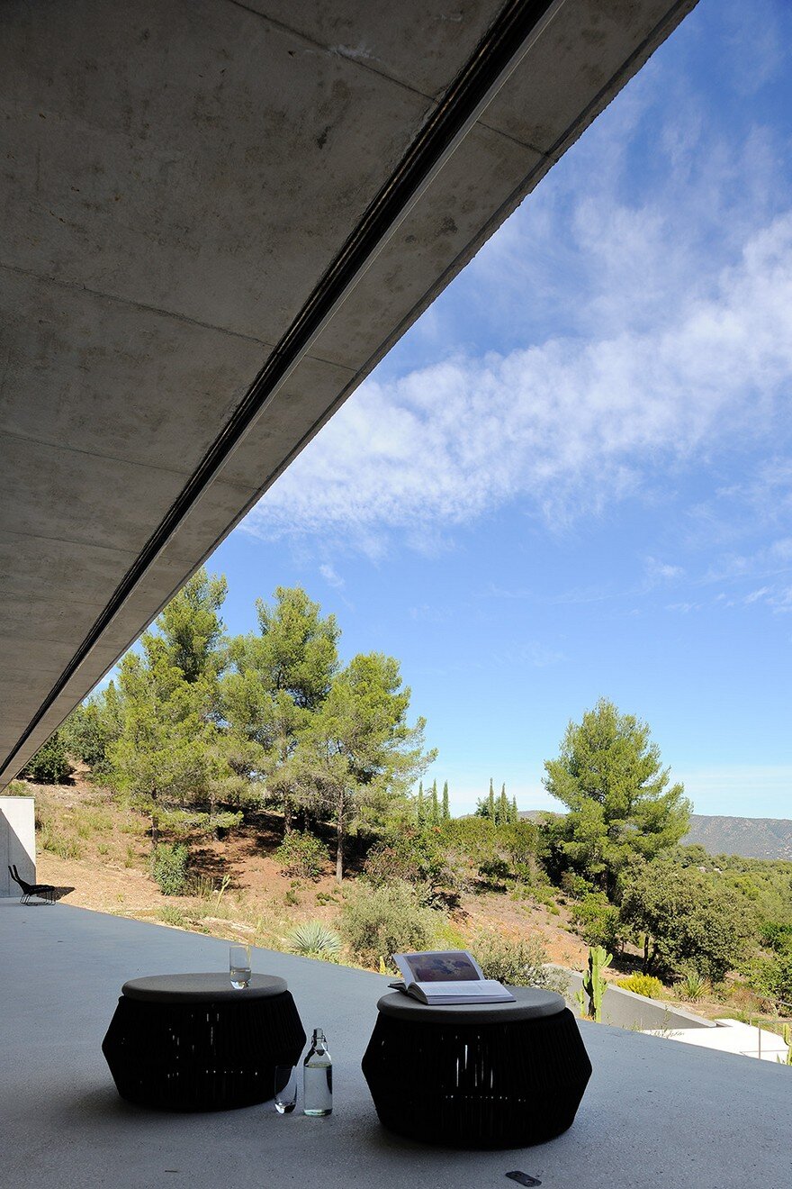 La Mira Ra House Offers an Intimate Opening Towards the Sea 12