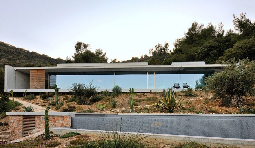 La Mira Ra House Offers an Intimate Opening Towards the Sea 1