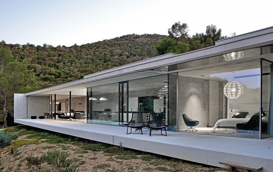 La Mira Ra House Offers an Intimate Opening Towards the Sea 13