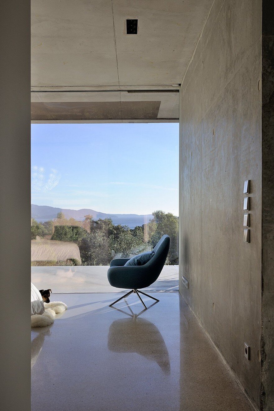La Mira Ra House Offers an Intimate Opening Towards the Sea 10