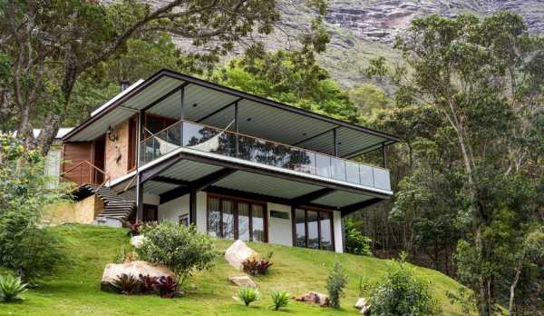 Modern Brazilian Retreat Embracing Transparency and Open Spaces 1