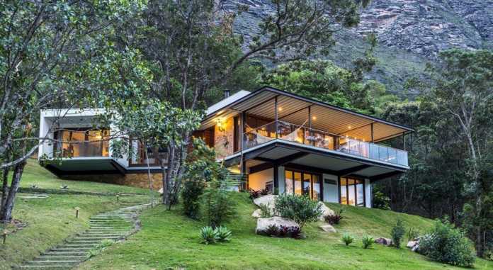 Modern Brazilian Retreat Embracing Transparency and Open Spaces