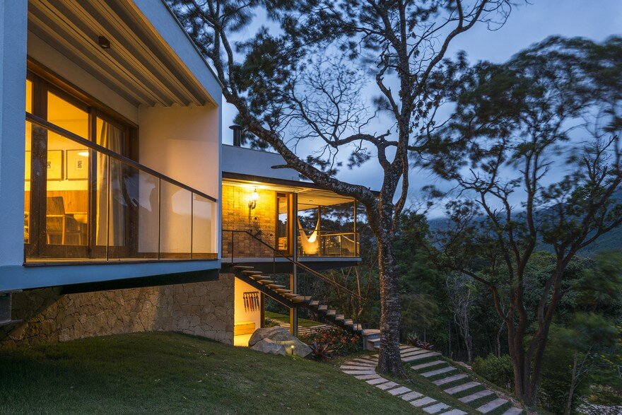 Modern Brazilian Retreat Embracing Transparency and Open Spaces 14