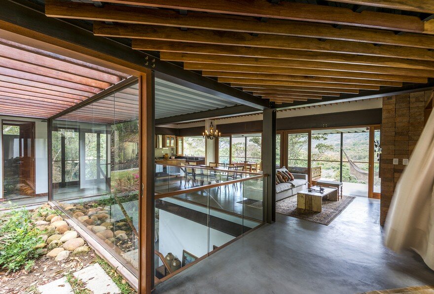 Modern Brazilian Retreat Embracing Transparency and Open Spaces 9