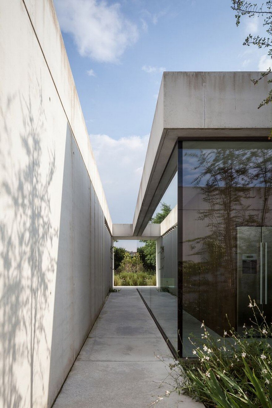 Steven Vandenborre Designs a Glass And Concrete Pool House In Belgium 5