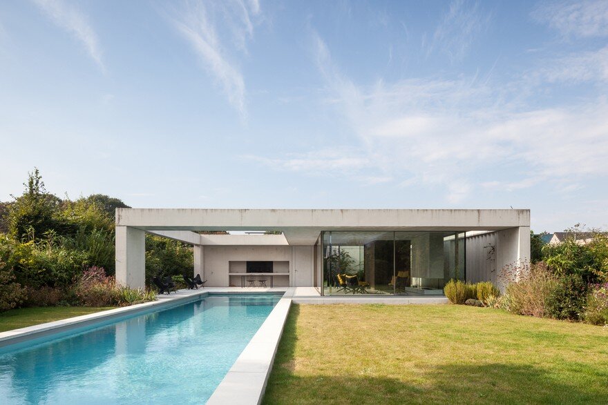 Steven Vandenborre Designs a Glass And Concrete Pool House In Belgium