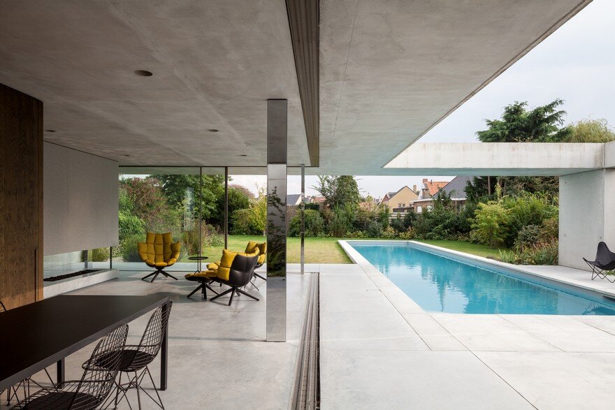 Steven Vandenborre Designs a Glass And Concrete Pool House In Belgium 4