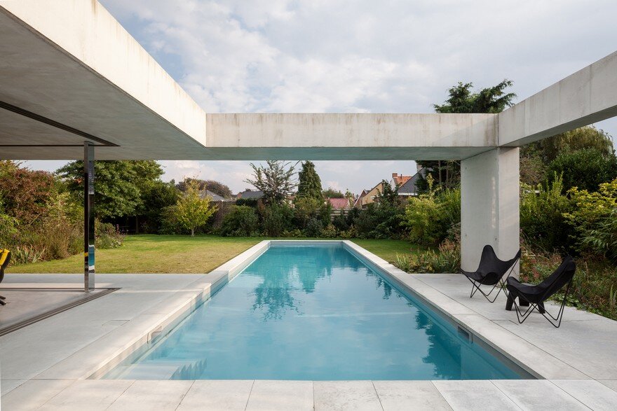 Steven Vandenborre Designs a Glass And Concrete Pool House In Belgium 3