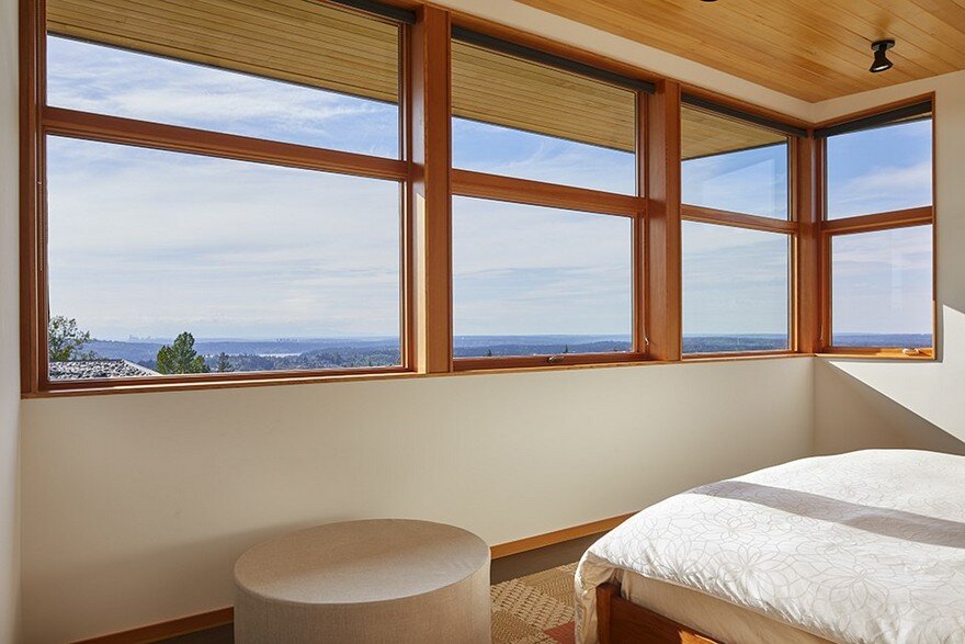 Issaquah Highlands House Offering Panoramic Views of Lake Washington 9