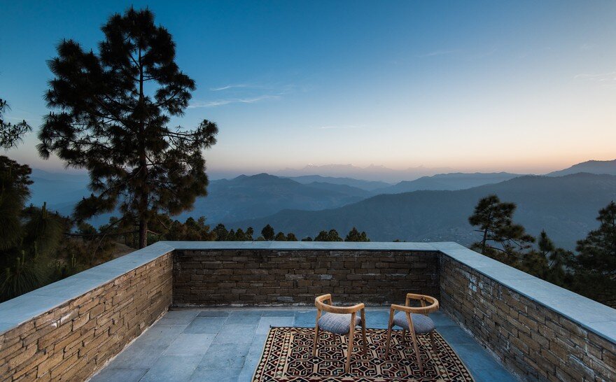 Kumaon Hotel Nestled on a Rugged Mountainside in Kasar Devi, India 9