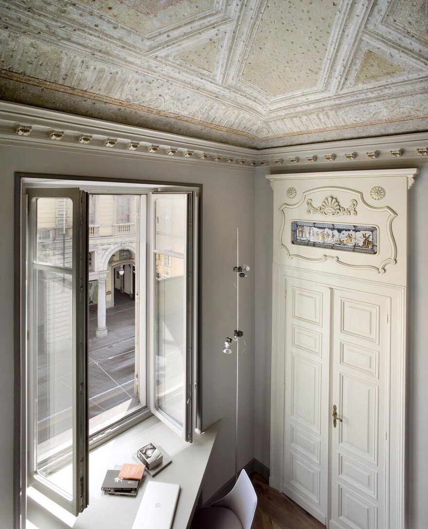 Lovely Apartment in Torino Cleverly Combines Classical Details with Contemporary Arrangements 9