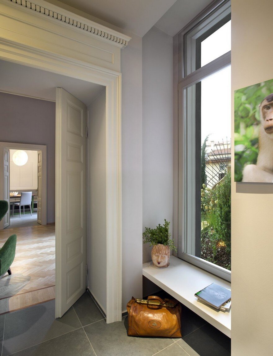 Lovely Apartment in Torino Cleverly Combines Classical Details with Contemporary Arrangements 4