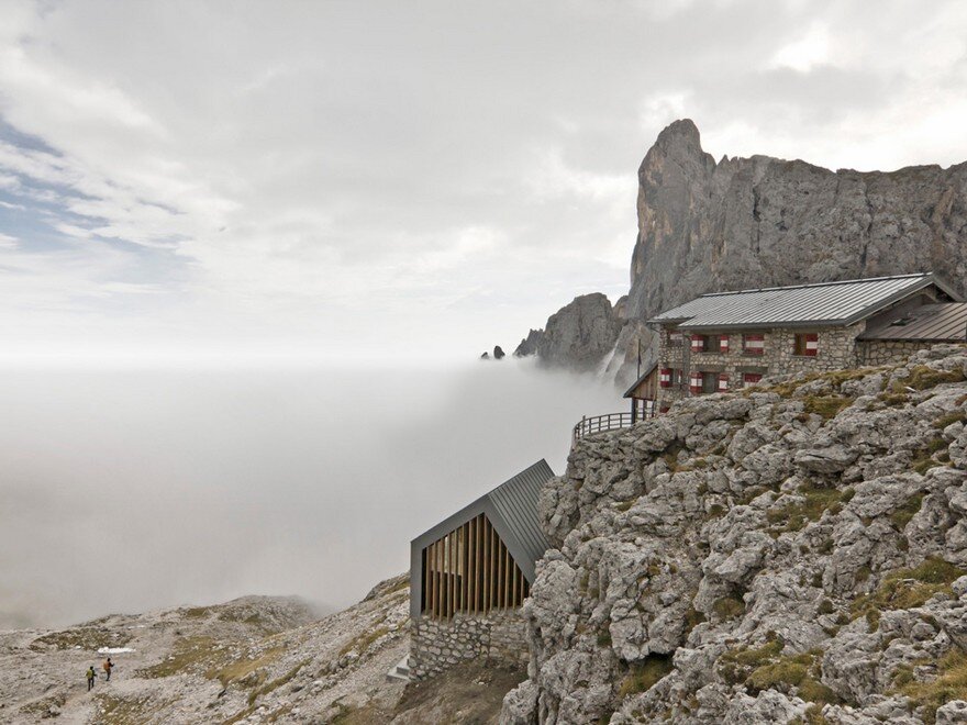 Mimeus Refurbished an Old Winter Bivouac in the Dolomites 2