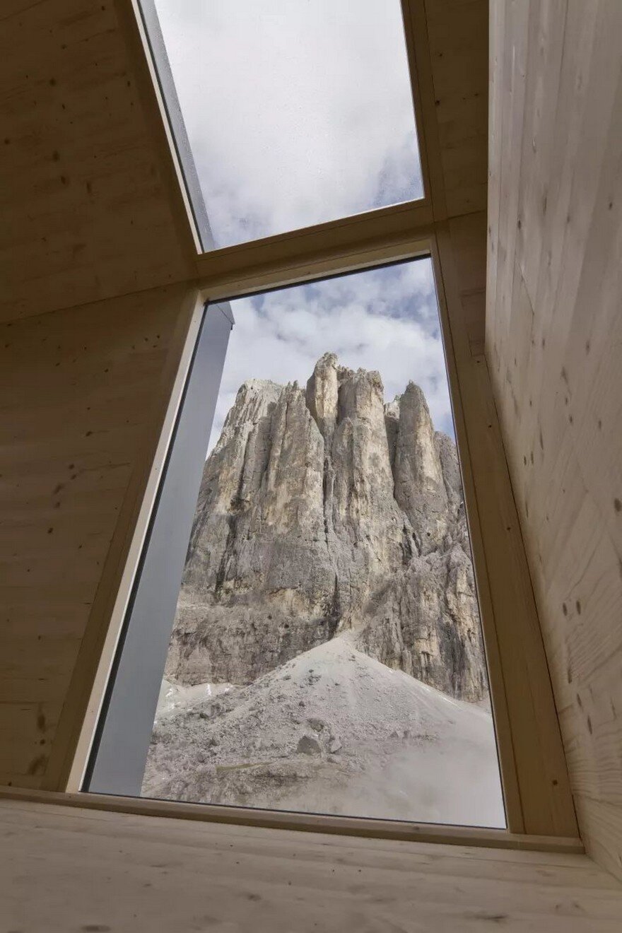 Mimeus Refurbished an Old Winter Bivouac in the Dolomites 5