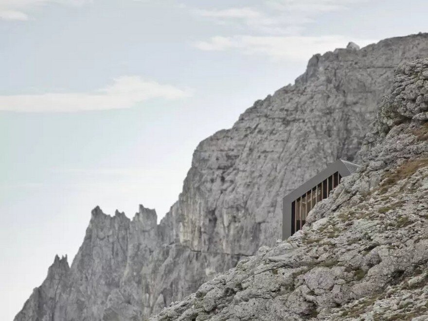 Mimeus Refurbished an Old Winter Bivouac in the Dolomites 1