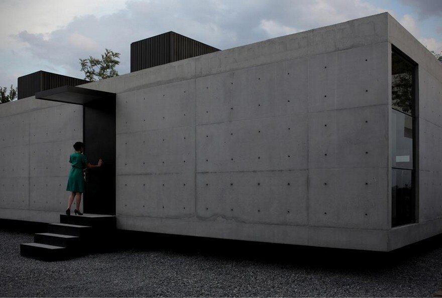 Rectangular Concrete House with an Interior Courtyard in Monterrey