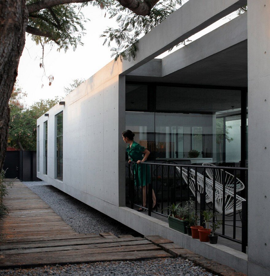Rectangular Concrete House with an Interior Courtyard in Monterrey 5