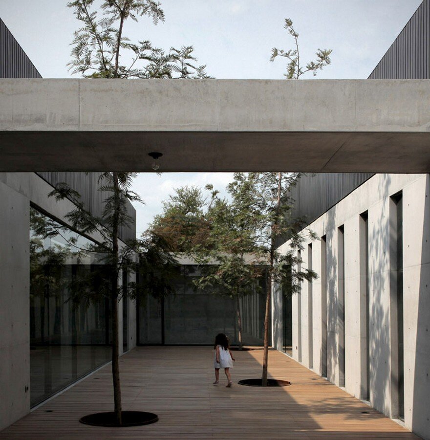 Rectangular Concrete House with an Interior Courtyard in Monterrey 15